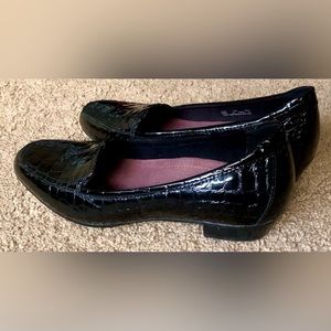 Clarks Black Slip-On Loafer Size 9 W